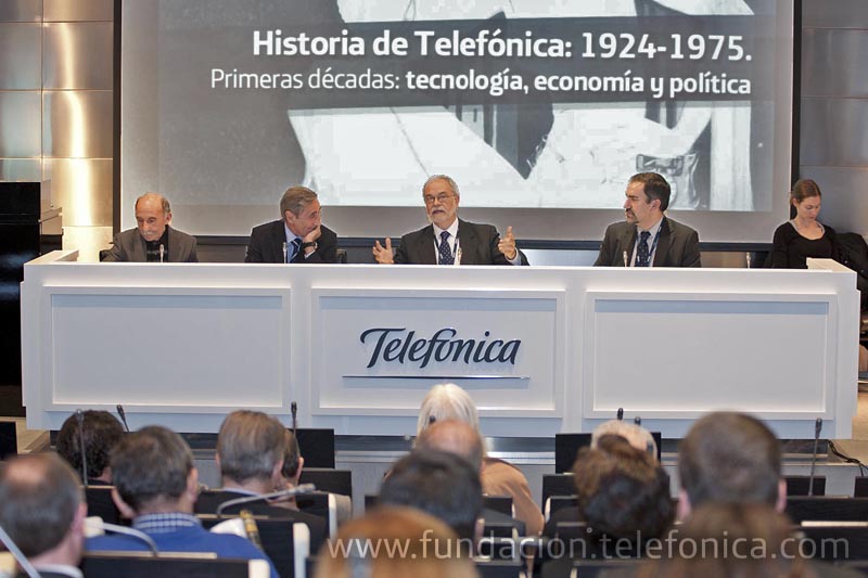 De izquierda a derecha: Ángel Calvo, autor del libro; Julio Linares, Consejero Delegado de Telefónica; Javier Nadal, vicepresidente ejecutivo de Fundación Telefónica; José de la Peña Aznar, Director de Conocimiento en Red de Fundación Telefónica.