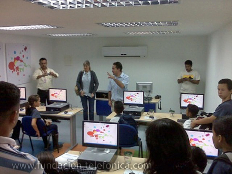 Inauguración de Aula Fundación Telefónica en la Unidad Educativa Rubén Darío Mora de Naranjales.