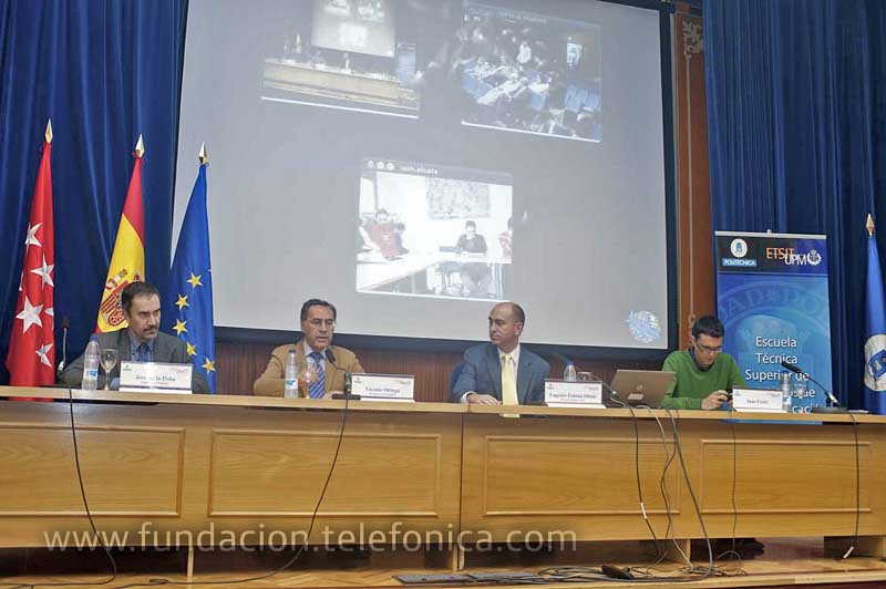 La conferencia tuvo lugar en el Salón de Actos del Edificio C de la Escuela Técnica Superior de Ingenieros de Telecomunicación de la Universidad Politécnica de Madrid.