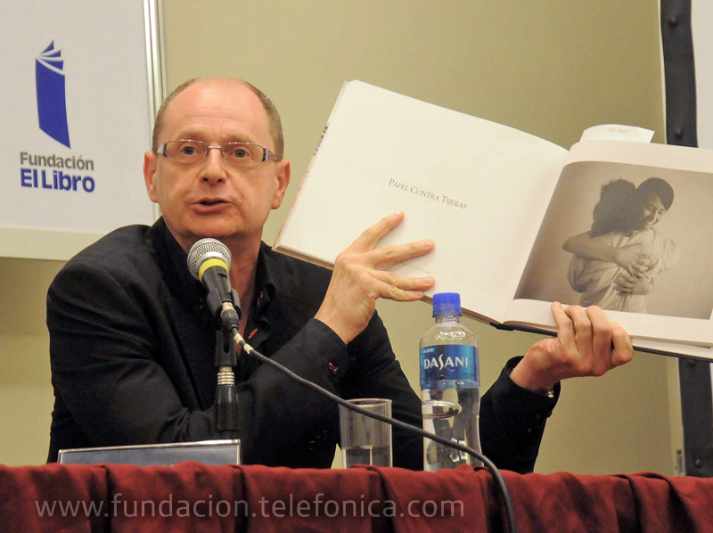El coordinador del libro, Fernando Marías, enseñando una de las fotografías del libro.