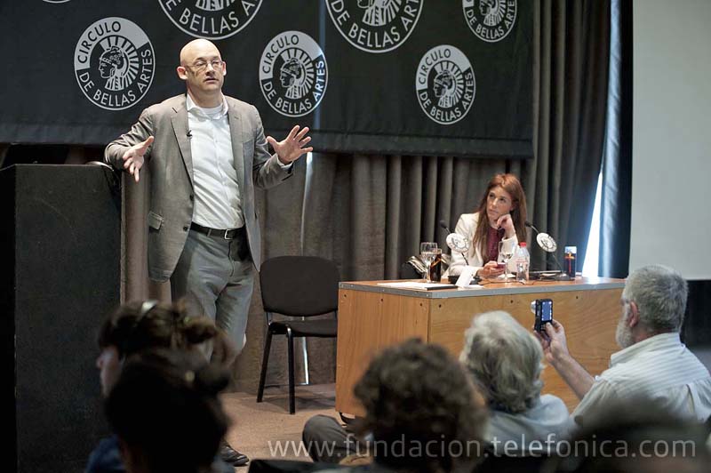 Clay Shirky explicó su teoría sobre el excedente cognitivo: cómo los usuarios aprovechan su tiempo libre de forma constructiva gracias a las nuevas herramientas colaborativas.