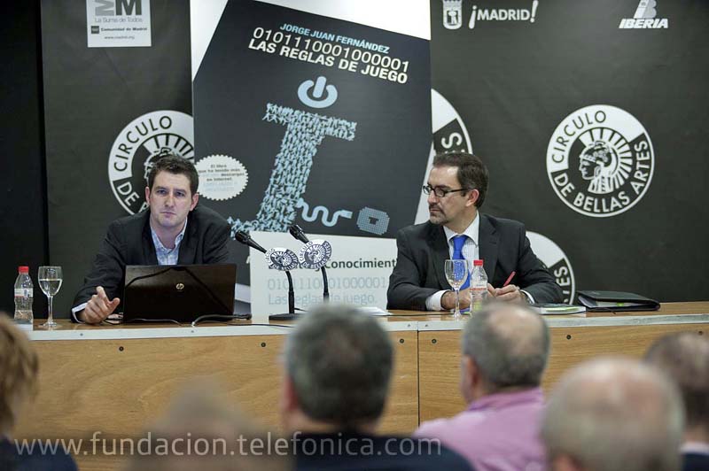 De izquierda a derecha: Jorge Juan Fernández, autor del libro y José de la Peña Aznar, Director de Conocimiento en Red de Fundación Telefónica.
