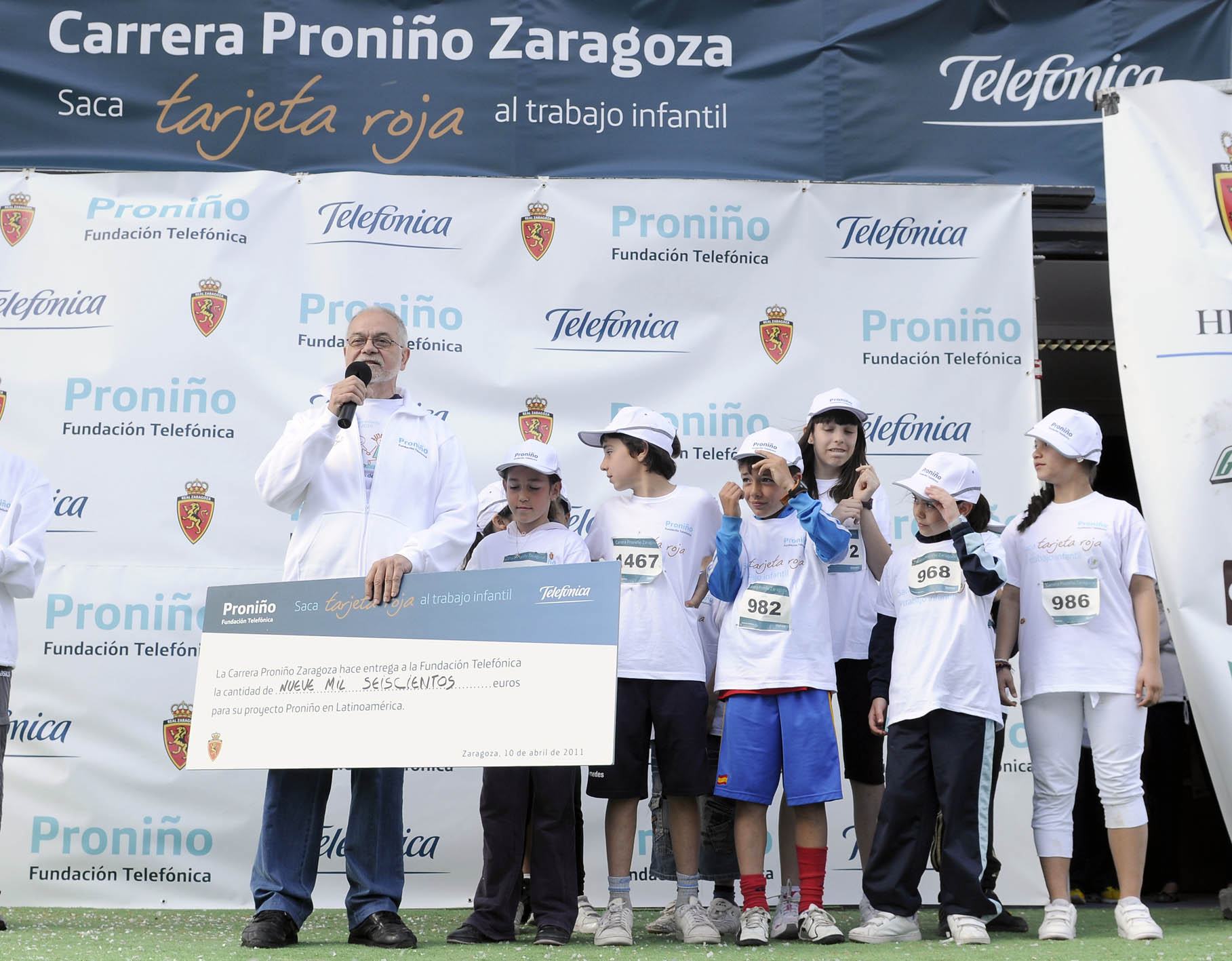Javier Nadal Vicepresidente Ejecutivo de Fundación Telefónica recibió el cheque con la recaudación de la carrera que se destina íntegramente a Proniño.