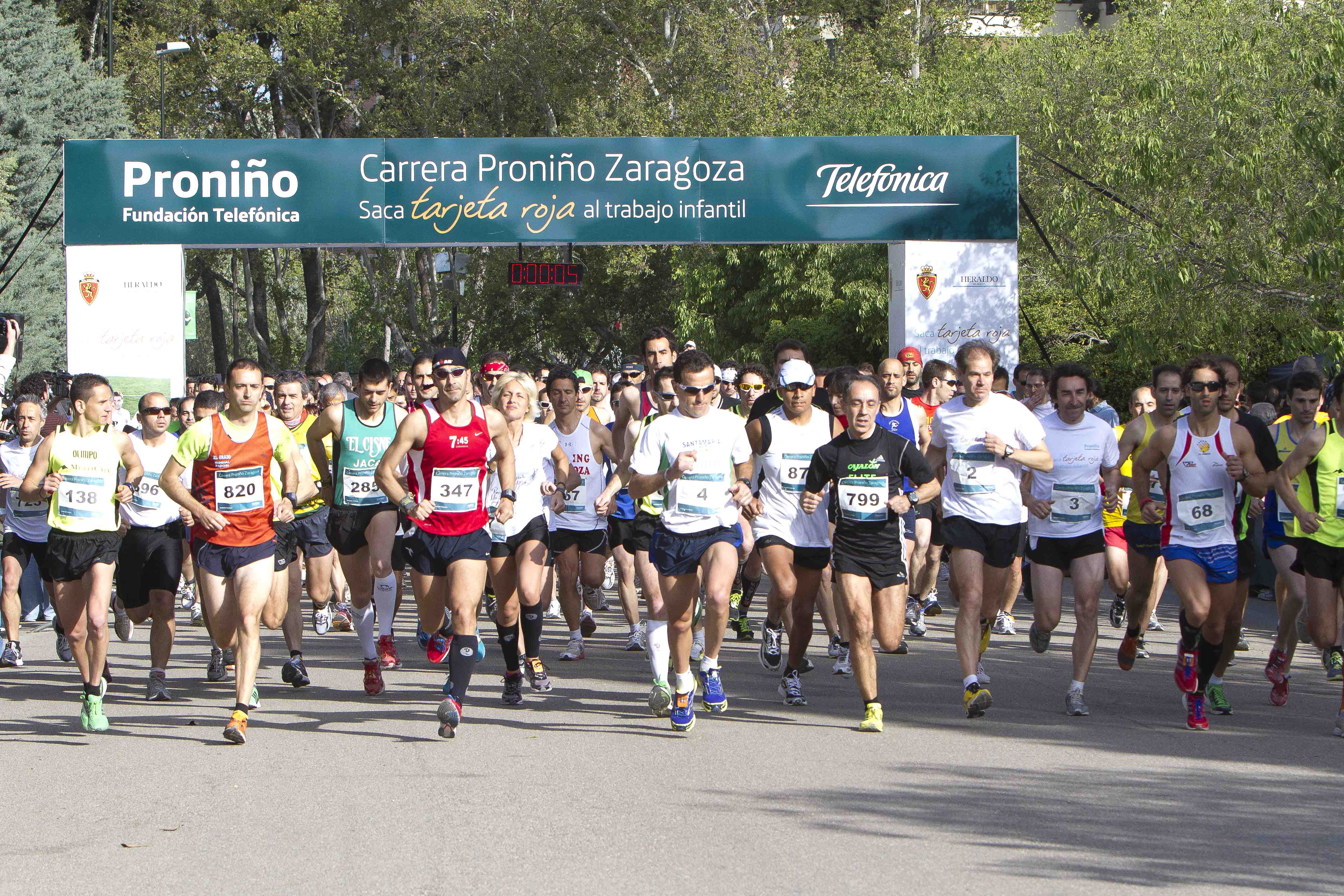 Miles de zaragozanos anónimos se han sumado hoy a esta cita deportiva y solidaria.