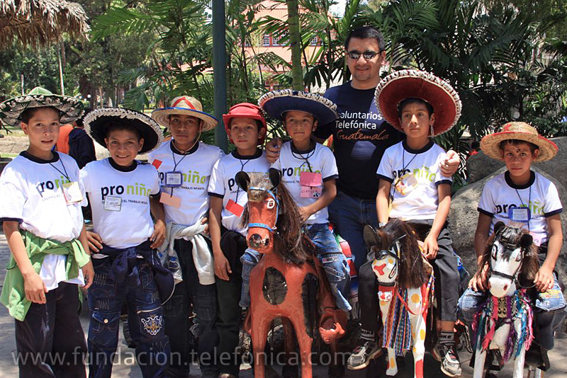 La visita al Zoológico La Aurora es una iniciativa del programa Voluntarios Telefónica en Guatemala, quienes invitan a 100 niños y niñas becados proniño de la Escuela Las Joyas del Municipio de Palencia a realizar un recorrido en estas instalaciones