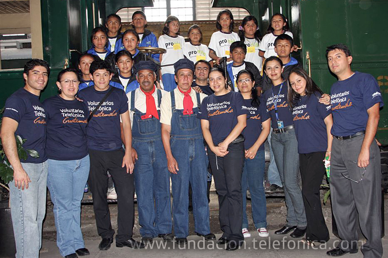 Fundación Telefónica a través del programa Voluntarios Telefónica, invita a 305 niños Proniño de la Escuela Santa María de Jesús y Francisco Marroquín, ubicadas en el departamento de Sacatepéquez de Guatemala, a divertirse durante cuatro horas en el Museo del Ferrocarril.