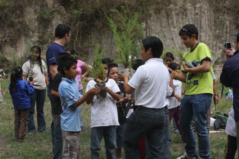 La siembra de los árboles es una iniciativa organizada por el programa Voluntarios Telefónica, quienes invitan a 195 niños y niñas becados proniño de la Escuela Monte de los Olivos del departamento de Guatemala a ser parte de “Voluntarios por Naturaleza”, una iniciativa a favor del Medio ambiente.