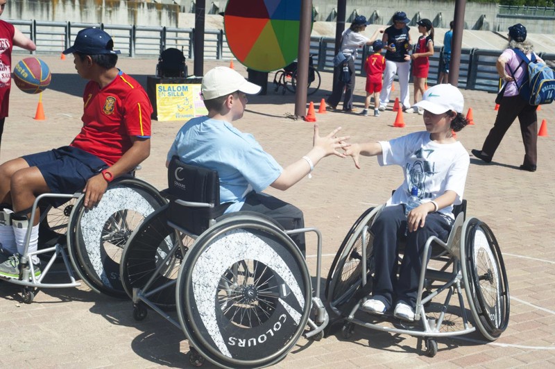 Más de trescientas personas se dieron cita en la Fiesta de la Primavera de la Fundación También, en una mañana única en la que el Parque Juan Carlos I se llenó de deporte adaptado.