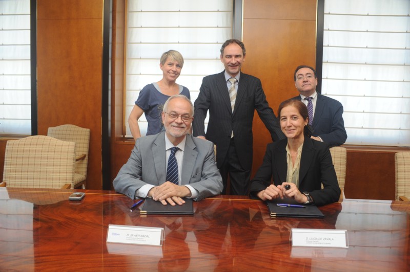 Los firmantes del convenio junto a algunos de los miembros del equipo de Voluntarios Telefónica.
