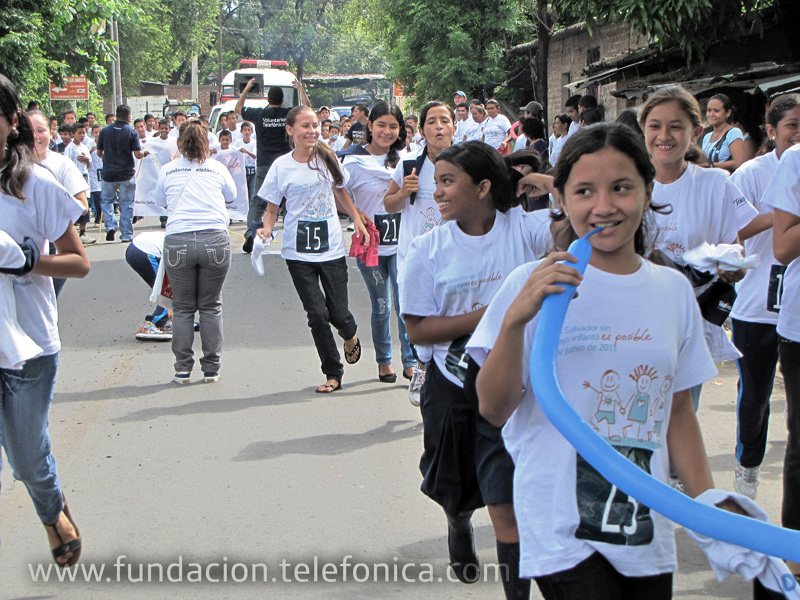 Un grupod e niñas beneficiarias de Proniño al inicio de la carrera.