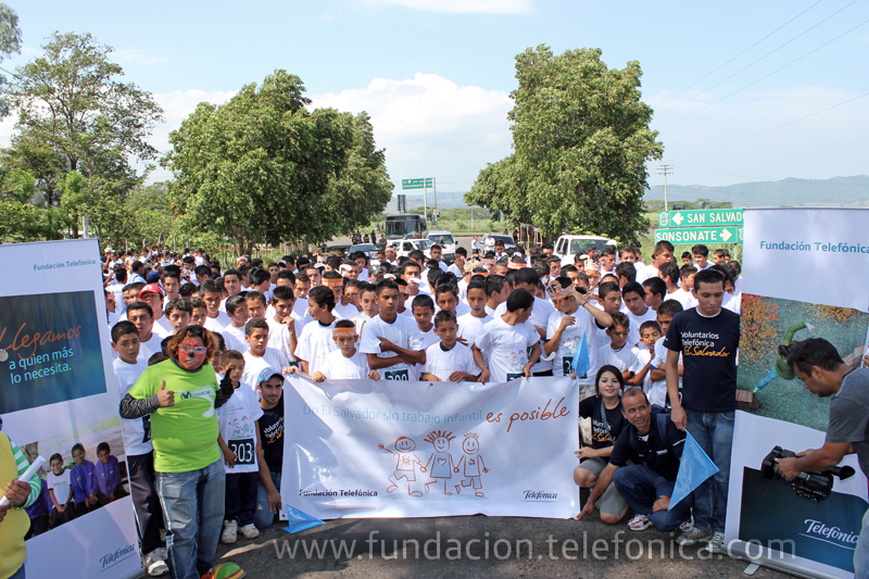 Los chicos/as listos/as para competir en la carrera contra el trabajo infantil.
