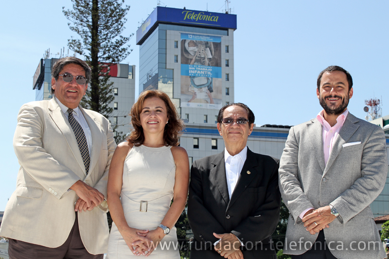 Autoridades posan con el banner gigante a sus espaldas.