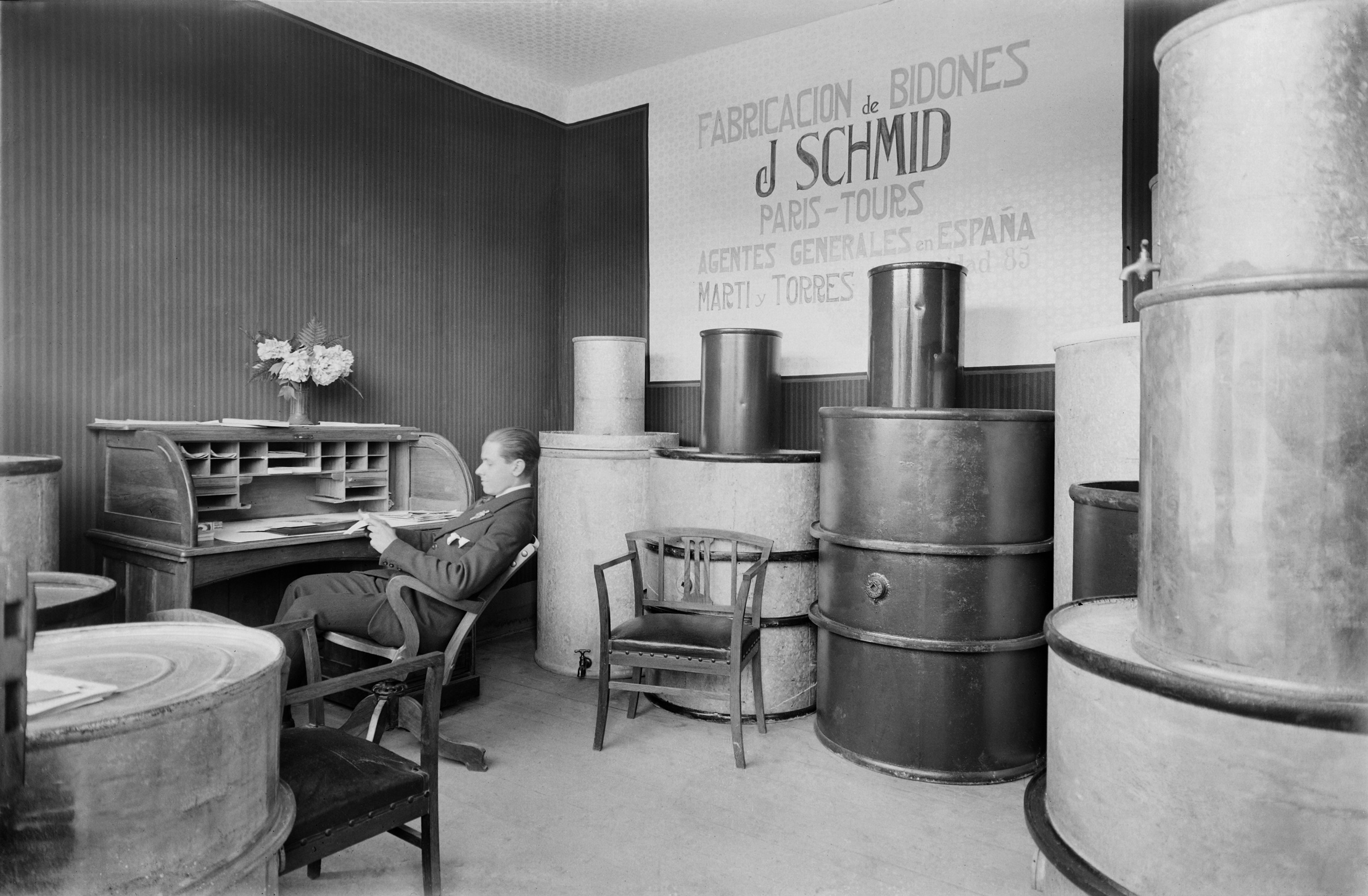 Stand de la fábrica de bidones J.Schmid en la III Feria Oficial de Muestras de Barcelona, 1922 © Fondo BRANGULÍ, ANC