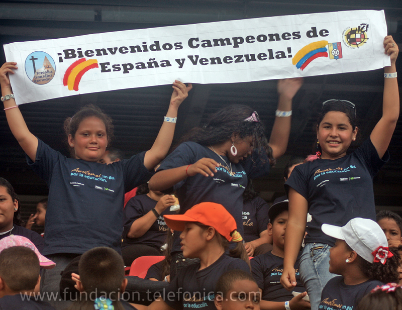 Niños de escuelas Proniño de la Fundación Telefónica auparon a ambas selecciones con pancartas y aplausos.