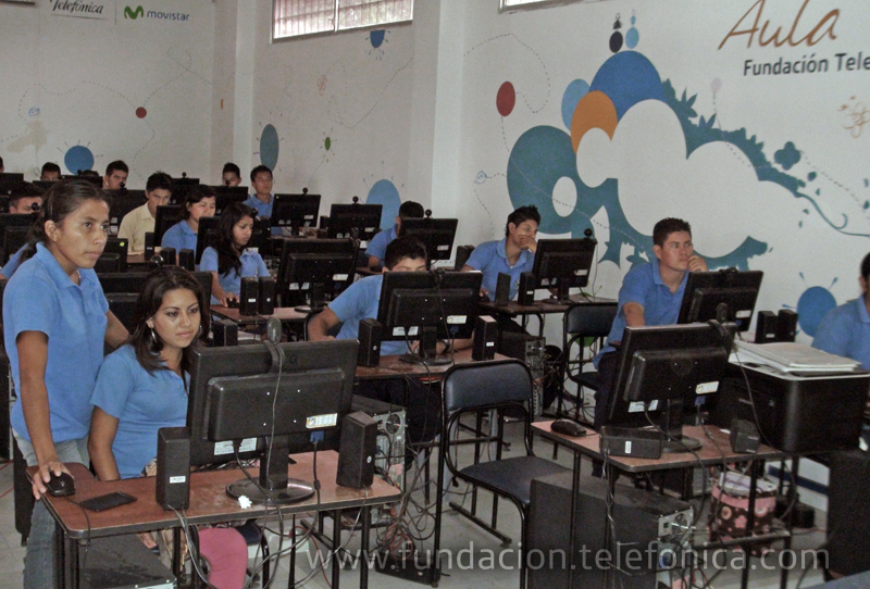 Grupo de estudiantes que asisten al Aula Fundación Telefónica ubicada en el colegio Juan Jiménez de Lago Agrio (Sucumbíos).
