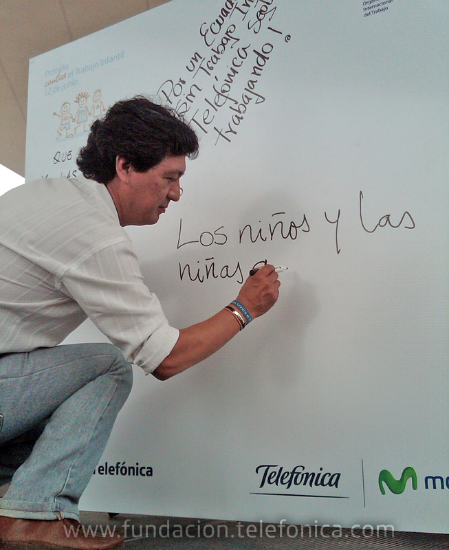 El Representante para Ecuador de la OIT – IPEC. Bladimir Chicaiza firmando su compromiso contra el trabajo infantil.