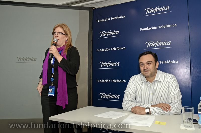 Giovanna Bruni, Gerente General de la Fundación Telefónica da la bienvenida a los casi 100 jóvenes que se dieron cita en la sede de Telefónica en Caracas, a su lado, Douglas Ochoa, VP de Comunicaciones Corporativas y Fundación Telefónica.