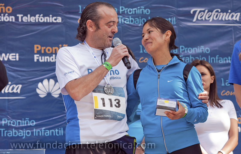 El Director Ejecutivo de Fundación Telefónica México, Dr. José Antonio Fernández Valbuena haciendo entrega del premio en la categoría femenina.