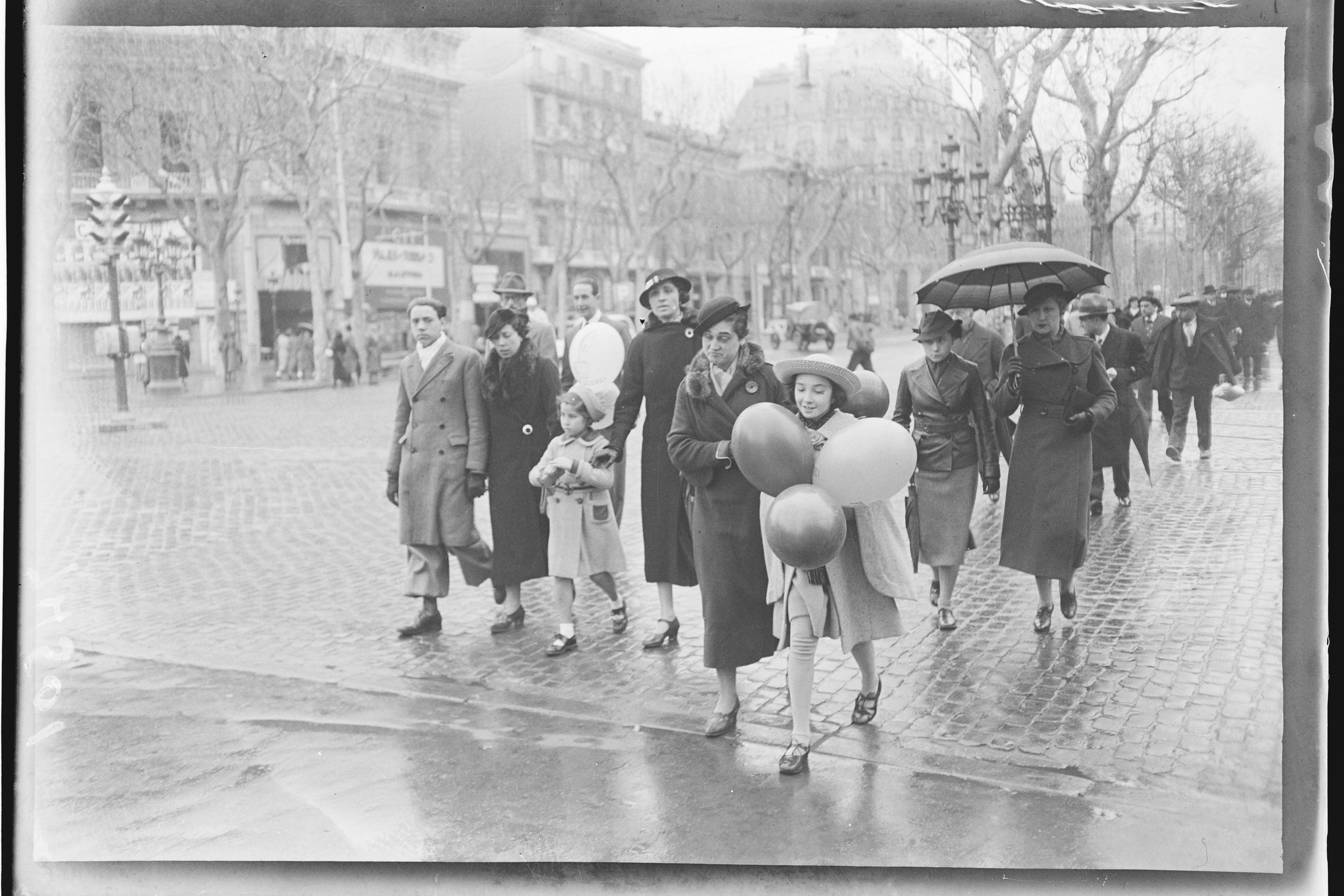 Niña con globos en el paseo de Gracia. Barcelona,c.1930 © Fondo BRANGULÍ, ANC