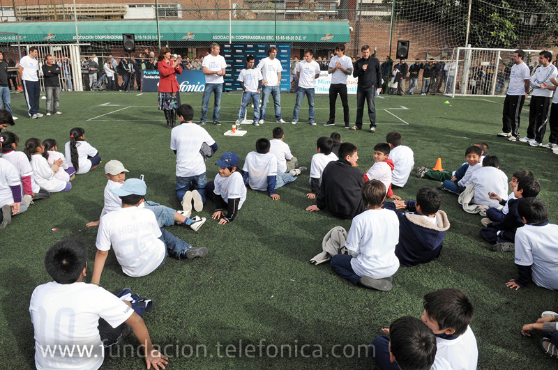 Los futbolistas Martín Palermo, Pablo Mouche, Maximiliano Moralez, Mauro Boselli y Ricardo Álvarez compartieron una tarde de fútbol y juegos con más de cien niños que reciben apoyo de una de las organizaciones sociales que llevan adelante el programa Proniño de Fundación Telefónica.