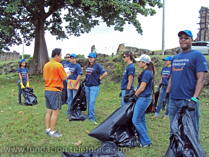 Los voluntarios recogieron 32 bolsas de basura.