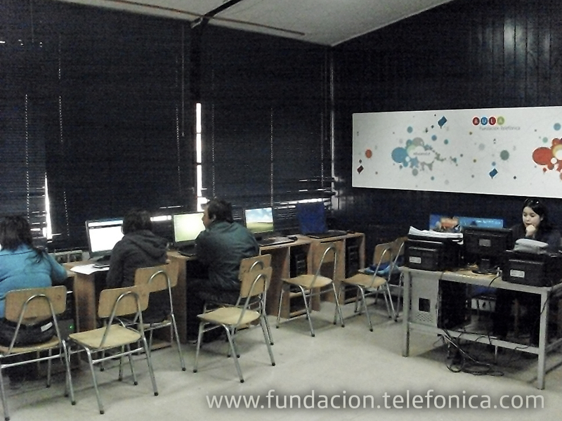 La tecnología es uno de los pilares del nuevo conocimiento. Jóvenes Fundación Telefónica lo sabe, por eso propicia encuentros que fortalece esta herramienta.