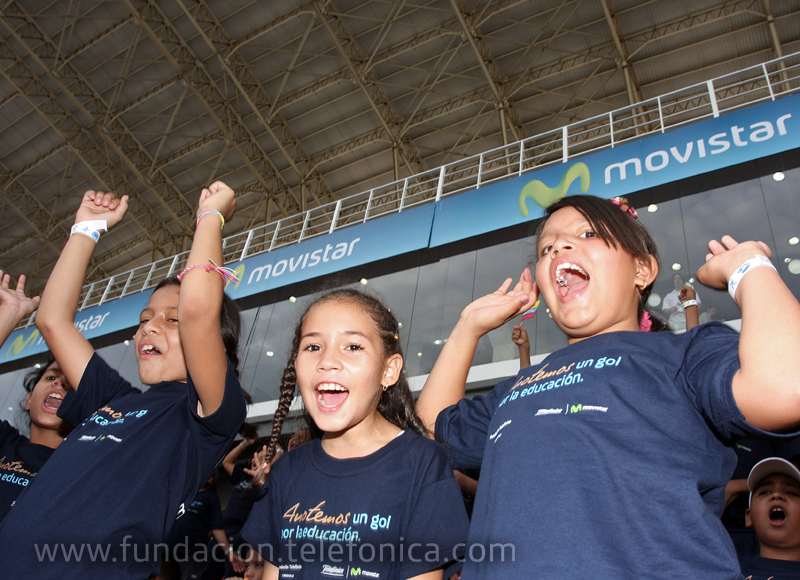 Niños de escuelas Proniño de la Fundación Telefónica durante los entrenamientos de la Copa Movistar.