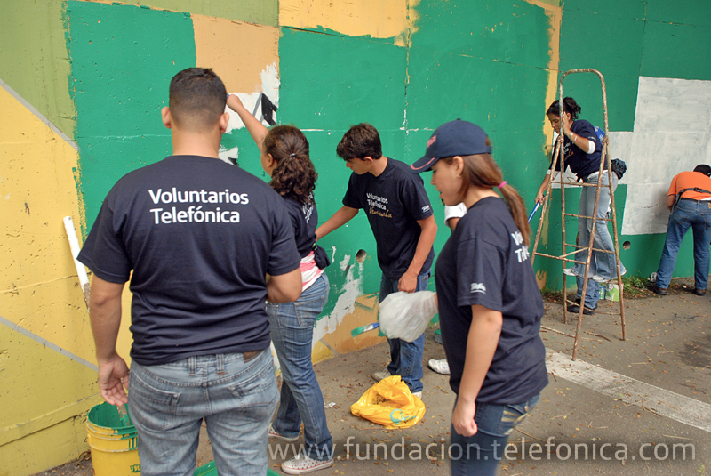 La Casa Comunal de Los Palos Grandes, ubicada en Caracas, fue testigo de una ecológica alianza entre voluntarios y vecinos, al albergar la celebración de la Semana del Ambiente y del Reciclaje, promovida por ECOGUIA y la Fundación Telefónica.