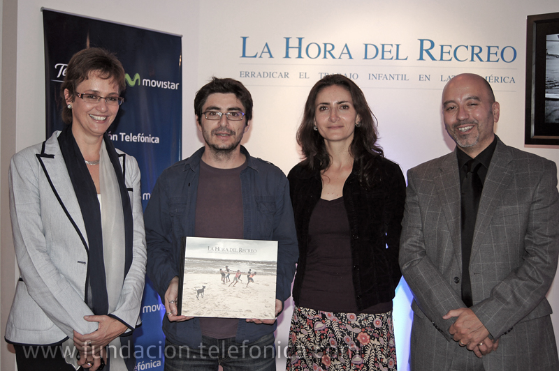 De izquierda a derecha: Dagmar Thiel, Vicepresidenta de Fundación Telefónica Ecuador; Walter Astrada, fotógrafo; María Augusta Proaño, Directora Ejecutiva de FUndación Telefónica Ecuador; y Joan Cruz, Director de Coordinación Territorial de Fundación Telefónica España, durante la presentación del libro en Ecuador.