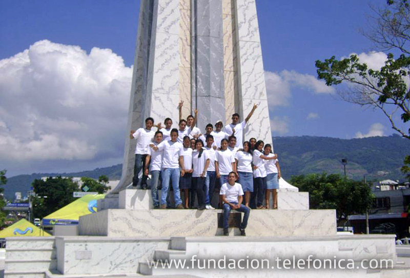 Jóvenes Fundación Telefónica en Plaza Salvador del Mundo.