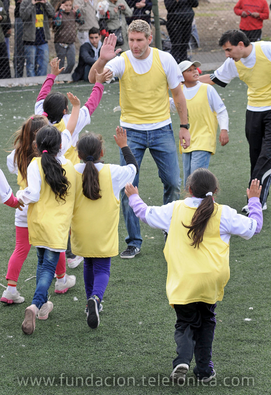 Fundación Telefónica convocó a estrellas del fútbol quienes jugaron con más de cien niños por el “Día Mundial contra el Trabajo Infantil”.