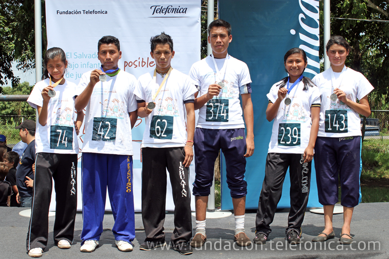 Jesús de la Peña, representante de la OIT en el país coloca medalla a uno de los ganadores.