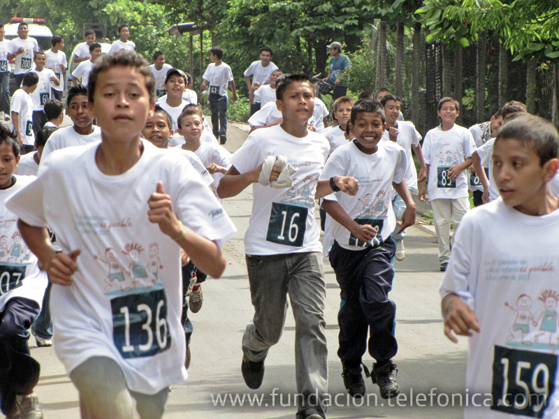 Los participantes en plena carrera en Jiquilisco, Usulután.