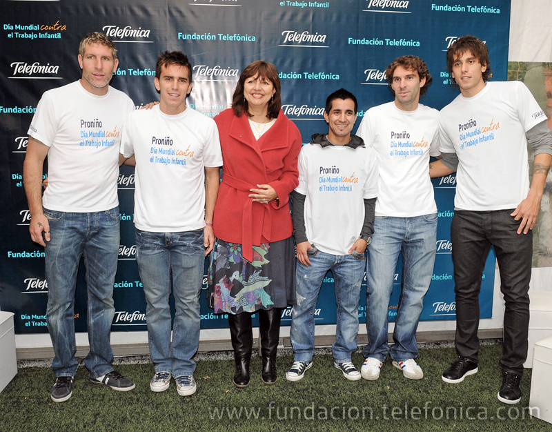 Los Futbolistas Martín Palermo, Pablo Mouche, Maximiliano Moralez, Mauro Boselli y Ricardo Alvarez junto a Carmen Grillo, Directora de la Fundación Telefónica.