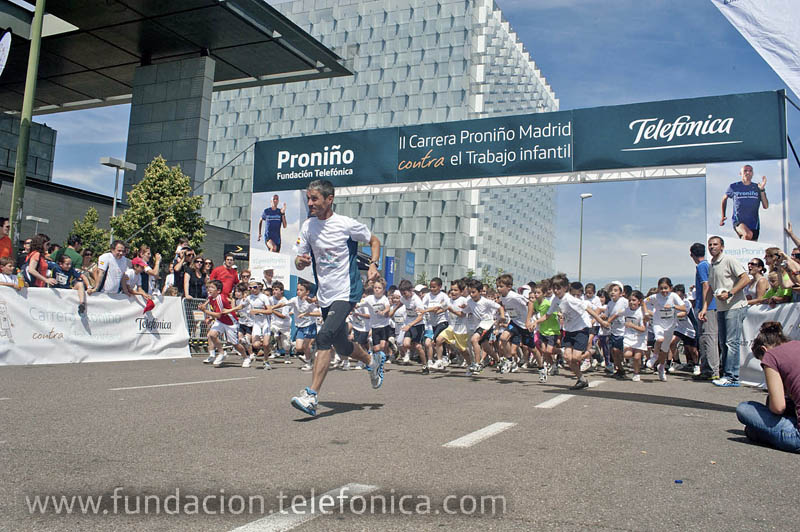 Martín Fiz, atleta español, encabeza la carrera de niños.