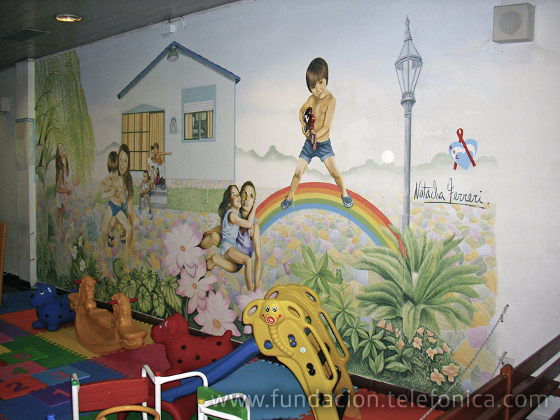 El mural representa los típicos paisajes de Tigre y alegra el rincón elegido para que funcione la plaza de juego y el rincón de lectura.