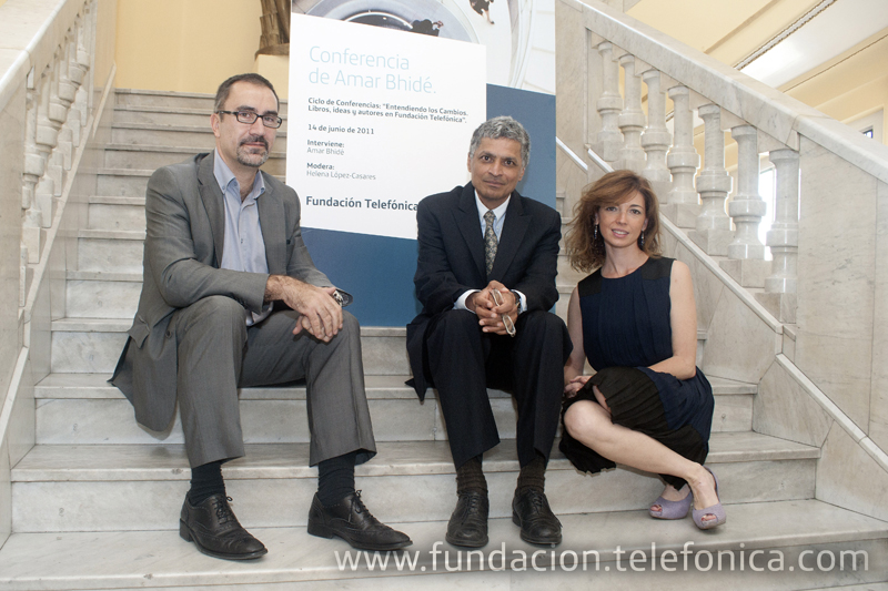 De izquierda a derecha, José de la Peña, Director de Conocimiento en Red de Fundación Telefónica; Helena López-Casares, moderadora del encuentro y Amar Bhidé.