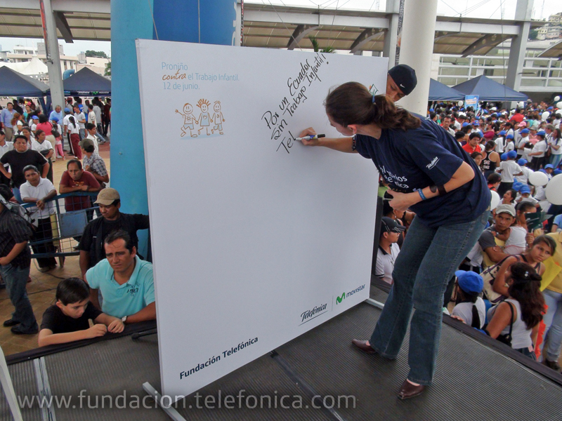 La Directora Ejecutiva de Fundación Telefónica Ecuador, María Augusta Proaño firmando su compromiso contra el trabajo infantil.