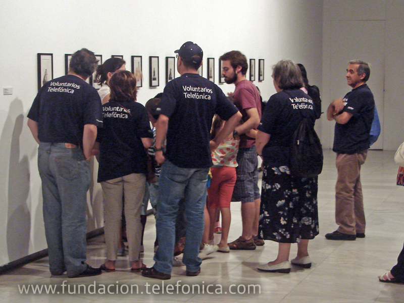 Los voluntarios de Telefónica recogieron a los niños y niñas en la sede de la Fundación Balia y les acompañaron durante toda la visita-taller a la exposición en la sala Alcalá 31.