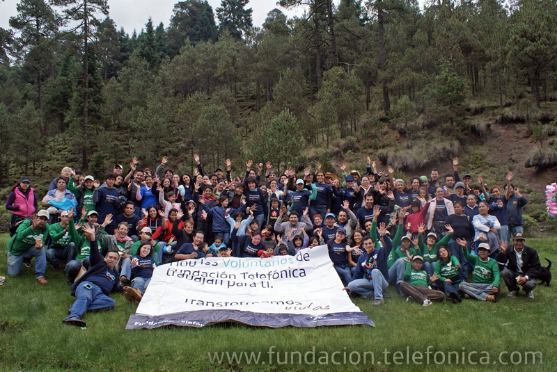 La reforestación contó con la presencia de cerca de 100 personas, entre Voluntarios Telefónica, familiares y amigos.