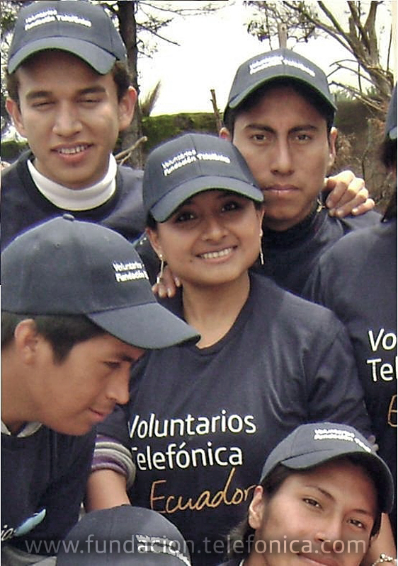 Ruddy Zambrano rodeada de Jóvenes Fundación Telefónica.
