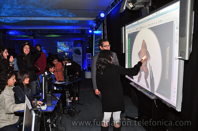 En la antesala del evento hijos e hijas de trabajadores de Telefónica Ecuador demostraron su experiencia y habilidad con los aparatos de ocio digital.