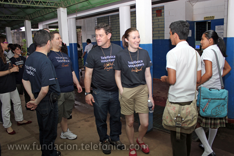El grupo de voluntarios fue recibido por los estudiantes y profesores del centro católico San Francisco, de Concepción de Ataco, Ahuachapán.