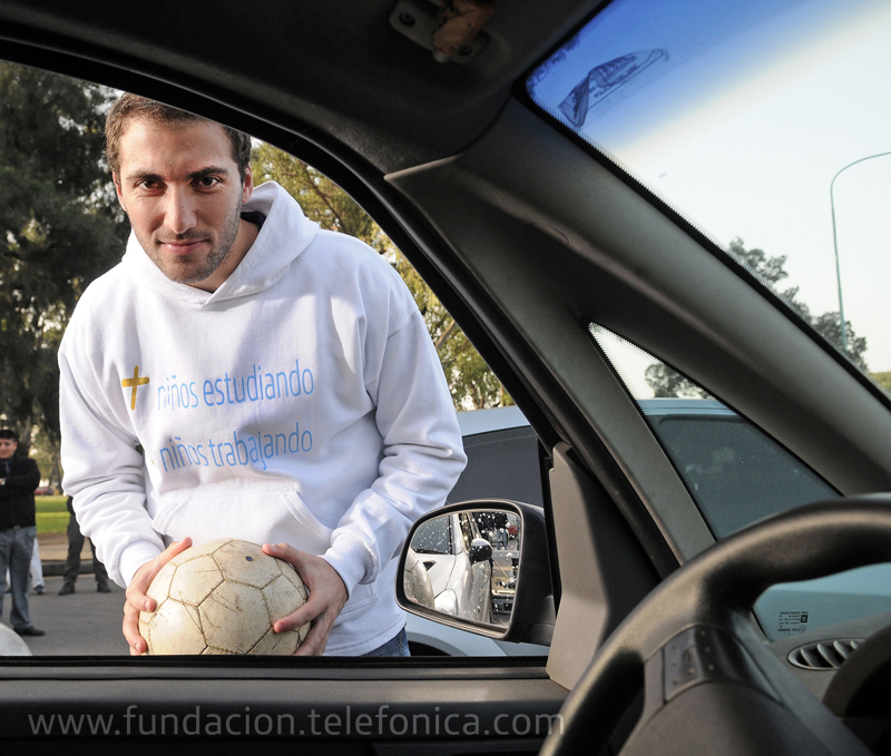 Fundación Telefónica, a través de su programa Proniño, lanzó una campaña de concientización sobre la necesidad de erradicar el trabajo infantil, que tiene como protagonista a Gonzalo Higuaín, estrella del fútbol internacional, hoy titular del Real Madrid y de la Selección Argentina de Fútbol.