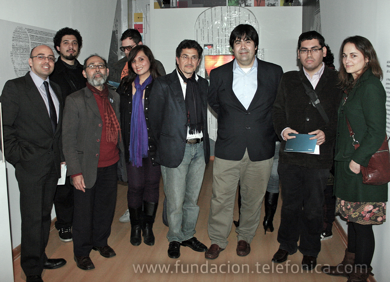 De izquierda a dereha, en la primera fila: José Carlos Mariátegui y Jorge Villacorta, de Alta Tecnología Andina; la artista Clara Huarniz; el curador de la muestra, Victor J Krebs; el Director de Fundación Telefónica del Perú, Mario Coronado; los artistas Valeria Ghezzi, y Jab Lemur. En la segunda fila los creadores José Aburto y Sebastián Burga.