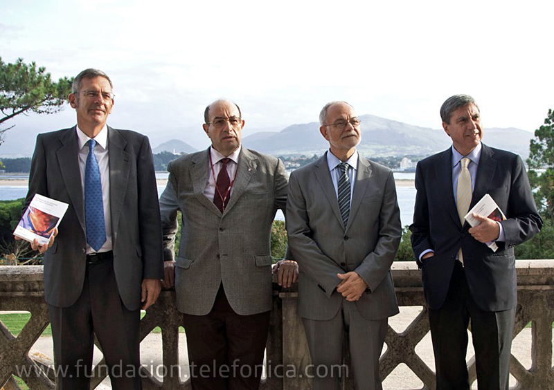 De izquierda a derecha, Manuel Santos, coordinador del libro; Salvador Ordóñez, rector de la UIMP; Javier Nadal, Vicepresidente Ejecutivo de Fundación Telefónica y José Luis García Delgado, director del proyecto