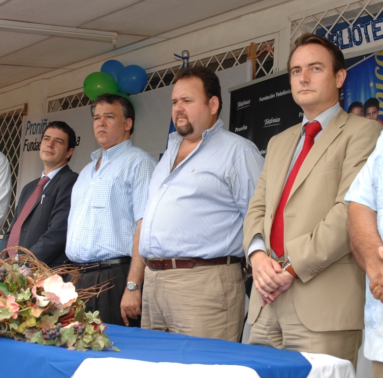 De izquierda a derecha, Juan Manuel Arguello, Directo de Telefónica Nicaragua; Eulogio Mejía, Alcalde de Granada y León de la Torre, Embajador de España en Nicaragua.