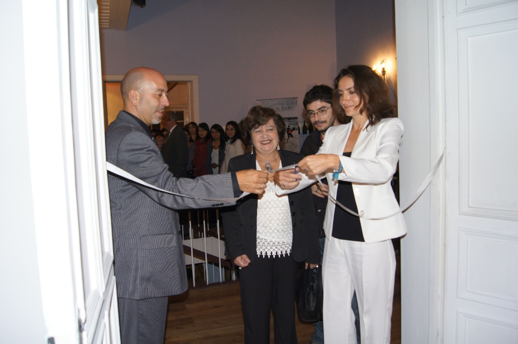 Corte de la cinta de inauguración de la muestra fotográfica.