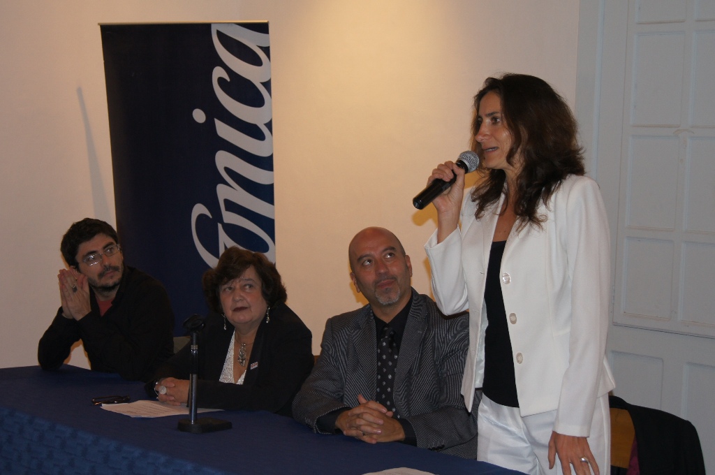 Mesa directiva. De izquierda a derecha, Walter Astrada, fotógrafo; Lucía Astudillo, Directora Museo de Los Metales; Joan Cruz, Director de Coordinación Territorial y Responsable de Relaciones Institucionales de Fundación Telefónica España; y María Augusta Proaño, Directora Ejecutiva de Fundación Telefónica Ecuador.