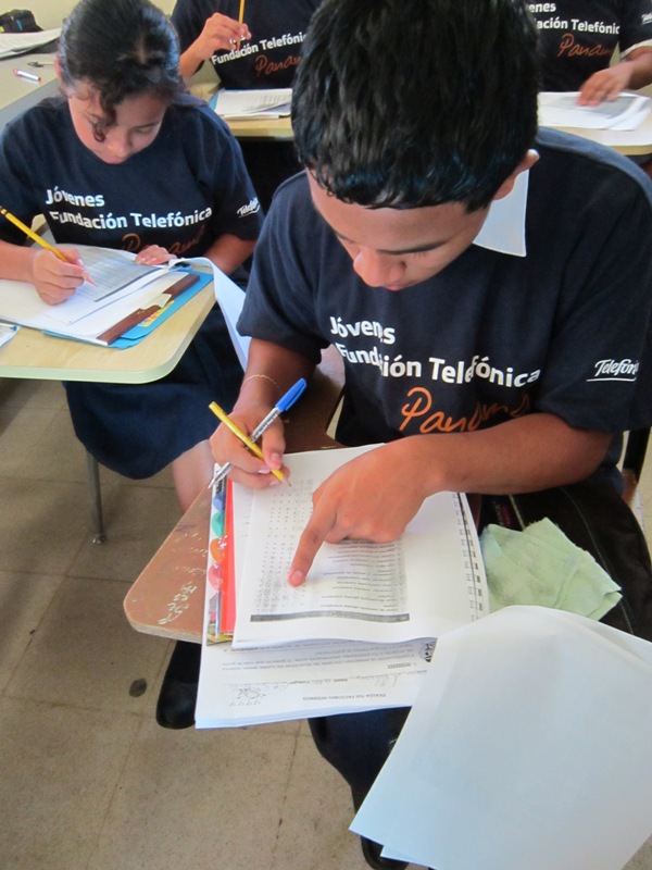 Los Once jóvenes participan en la Campaña Seguimos Juntos y son estudiantes del centro educativo San Carlos.